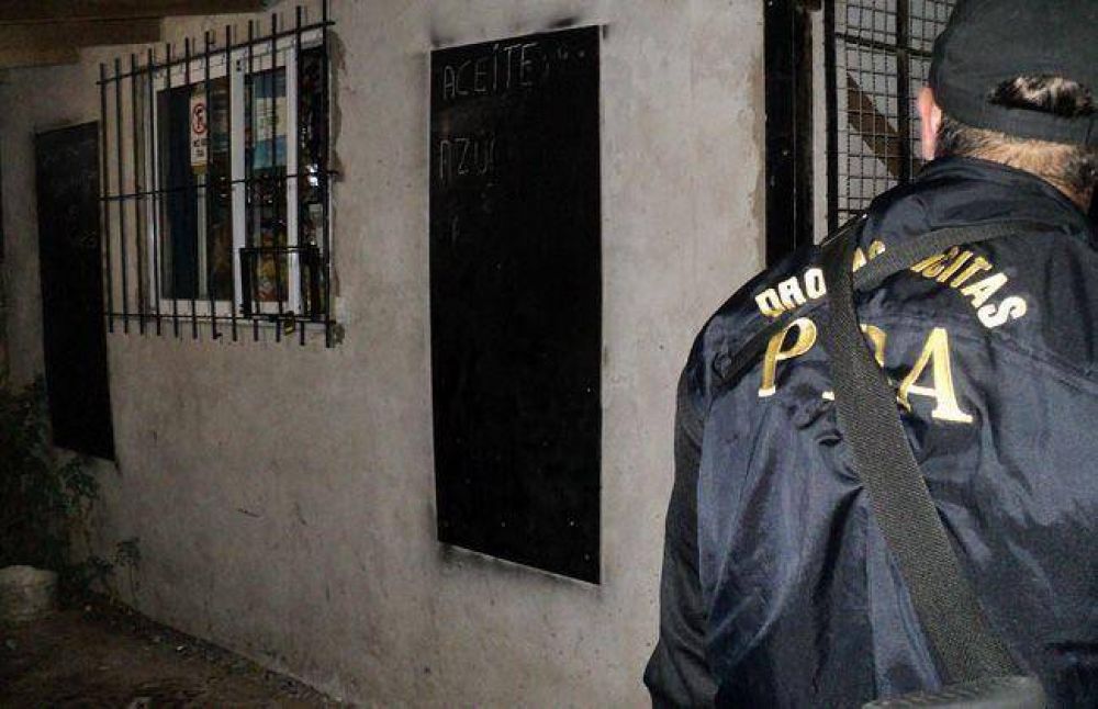 Nuevo operativo en �kiosco� de drogas en el barrio Libertad