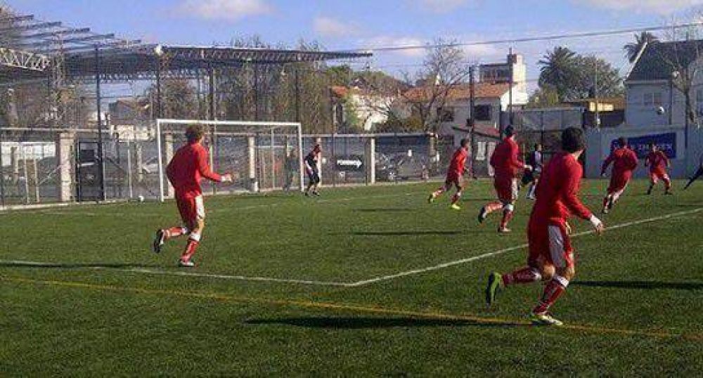 Uni�n empat� en Buenos Aires con Brown de Adrogue