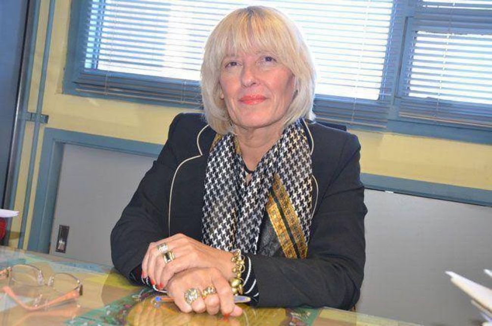 El Estado exige que la empleada casi ciega se presente a trabajar