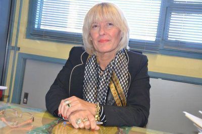 El Estado exige que la empleada casi ciega se presente a trabajar