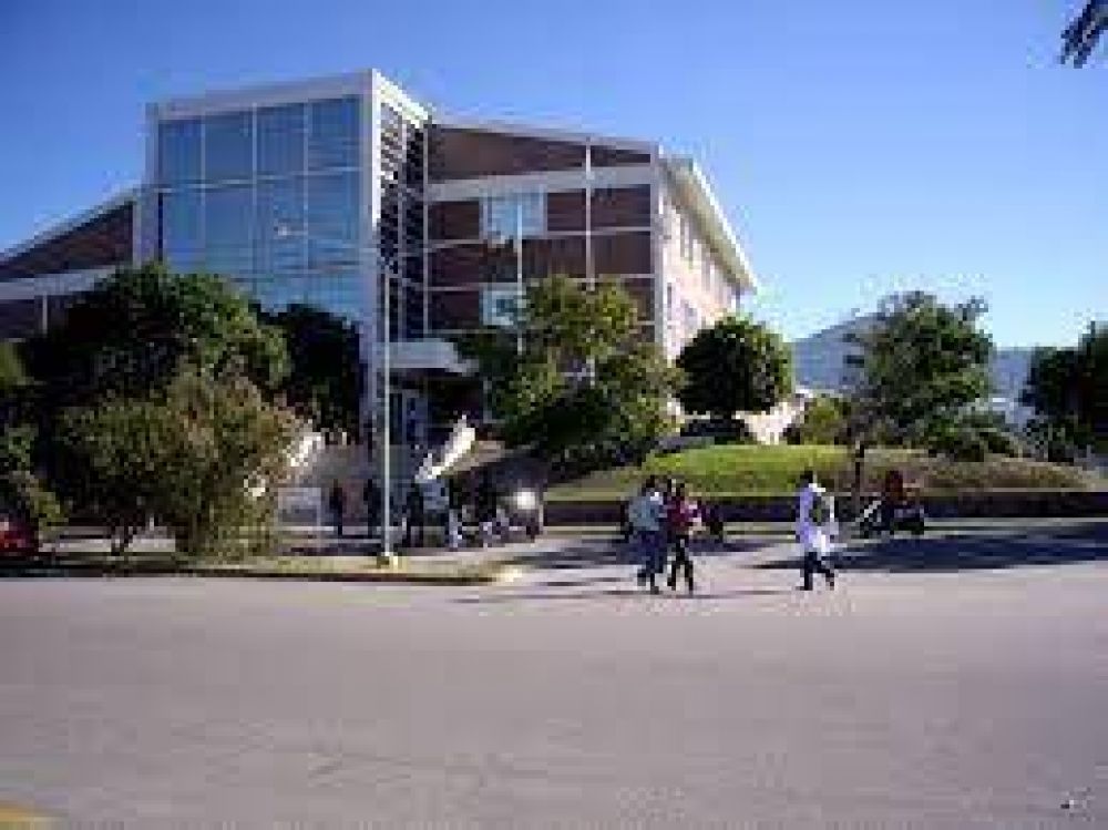 Docentes universitarios recibieron aumento de sueldo