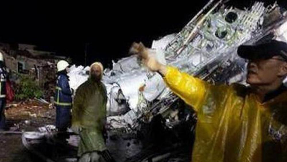 Se estrell� un avi�n en Taiw�n: hubo al menos 47 muertos