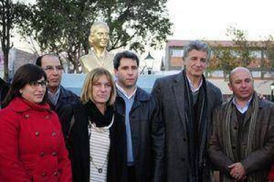  Descubren un busto en honor a Eva Duarte de Per�n