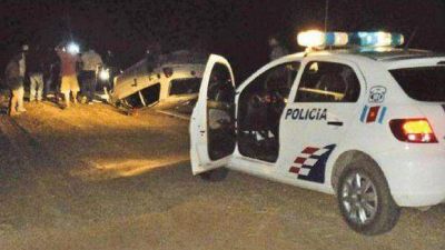 Tucumanos vuelcan en ruta santiague�a