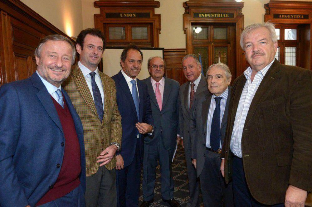 Furioso, Scioli fue a ver a la UIA y se discuti� el canon al agua