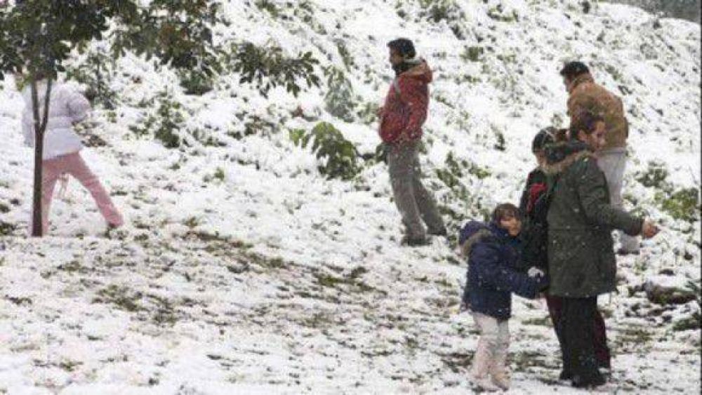 La ola polar arranc� con una nevada en Tucum�n