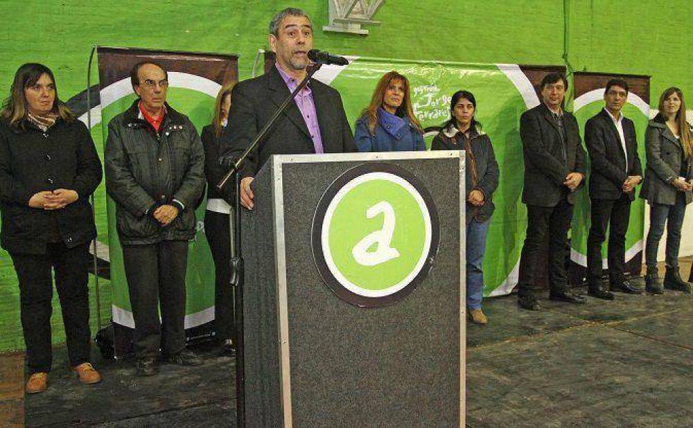 Avellaneda: unos 500 estudiantes del Plan Fines recibieron sus diplomas de egresados en el distrito
