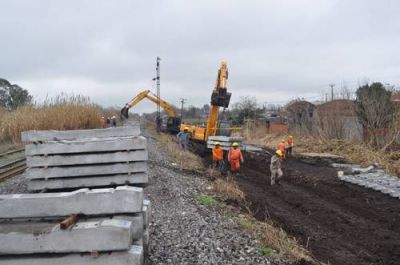 La recuperaci�n del sistema ferroviario ya lleg� a la ciudad: reemplazan viejos durmientes y rieles