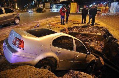 UN AUTOMOVIL CON TRES OCUPANTES CAYO EN UN POZO EN AVELLANEDA