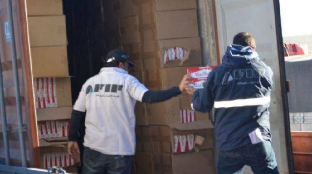 Barilochense aduanero involucrado en banda de contrabandistas