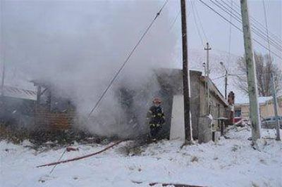 Se incendi� la casa del p�rroco local