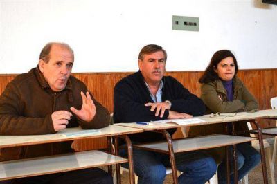El intendente, Pablo Zurro, entreg� becas a estudiantes de Magdala y Mones Caz�n