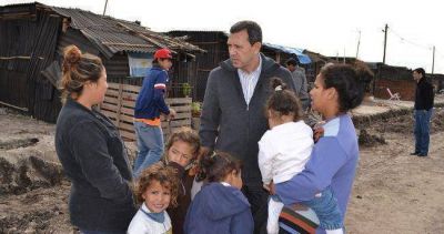 Refuerzan asistencia a las familias reubicadas