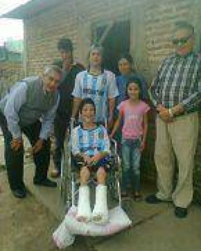 Tras ser intervenido en el HAC, el peque�o Esp�nola va tras su sue�o de jugar al f�tbol