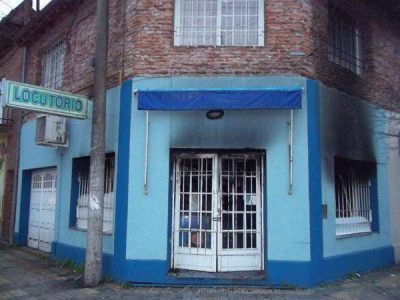 Kiosco cercano al Cuartel de Bomberos sufri� incendio