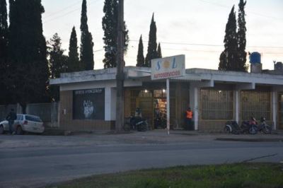 Asaltantes entraron armados a un supermercado chino y huyeron sin poder robar