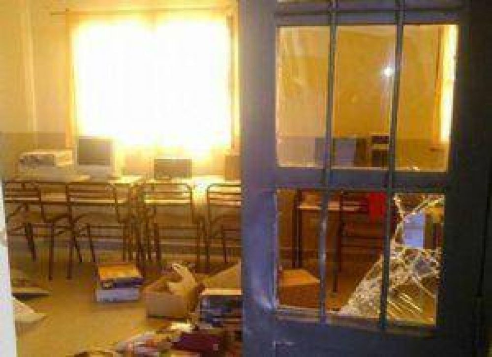 Robaron y destruyeron las instalaciones de la escuela Provincia de Jujuy en Albard�n