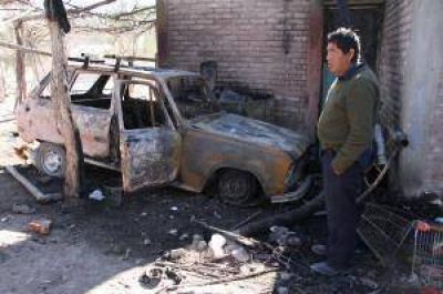Le quemaron el auto al no poder robarle nada