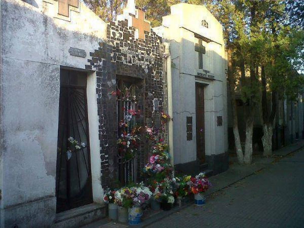 Denuncian que una banda delictiva ataca en el cementerio de Florencio Varela