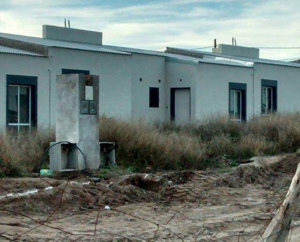 Cansados de esperar, vecinos del barrio UOM quieren que les entreguen las casas sin terminar