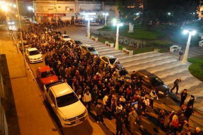 Cientos de azule�os hicieron o�r el repudio a la represi�n a trabajadores del mi�rcoles pasado