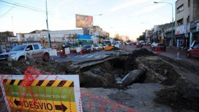 Caos de tr�nsito en Yrigoyen por los arreglos en los tres cr�teres