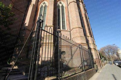 Ya instalan el enrejado contra el vandalismo en la Catedral 