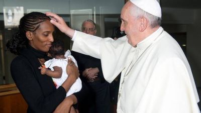 El Papa recibi� a la sudanesa condenada a muerte por casarse con un cat�lico