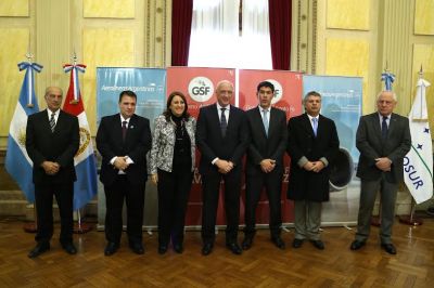 Antonio Bonfatti present� los nuevos vuelos de Aerol�neas Argentinas de Rosario a Iguaz� y C�rdoba