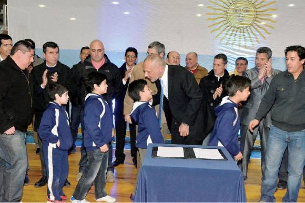 El Gobernador Mart�n Buzzi firm� convenios con entidades deportivas de Comodoro 