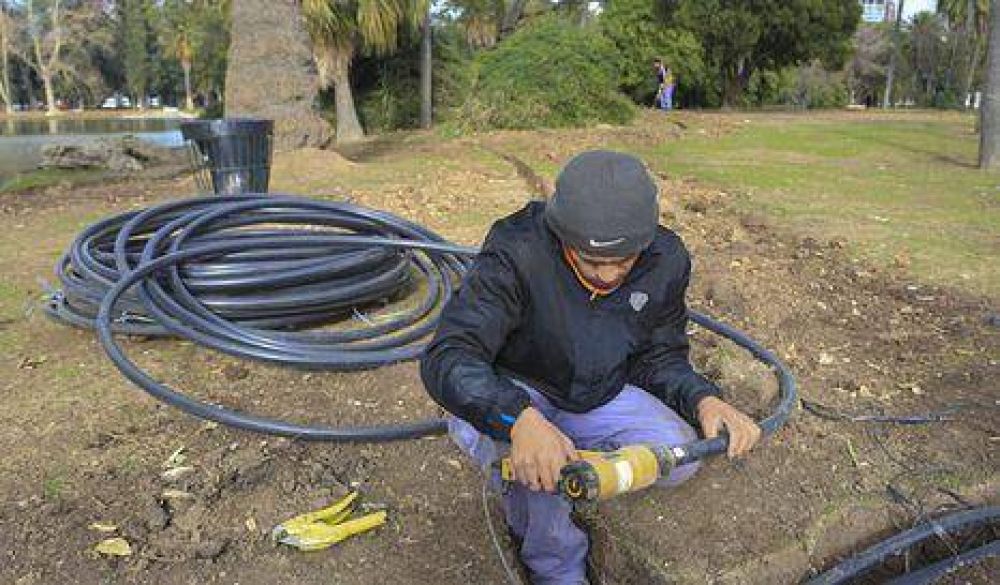 Instalan nuevo sistema de riego en plaza del Rosedal