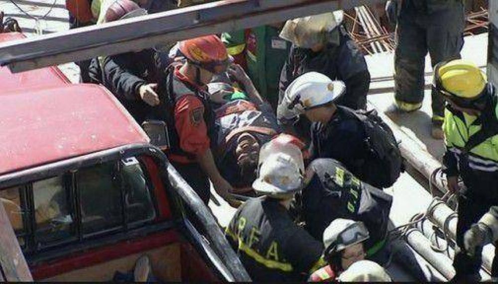 Derrumbe en obra en construcci�n: rescatan y trasladan a obrero herido