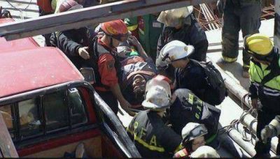 Derrumbe en obra en construcci�n: rescatan y trasladan a obrero herido