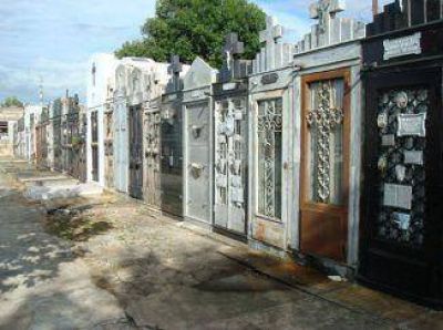 Cementerio Municipal: recuperaron 128 de las 300 placas de bronce robadas