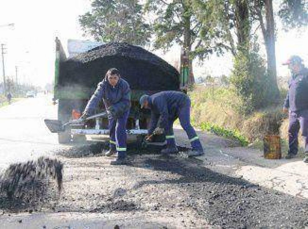 Contin�an los trabajos de bacheo y renovaci�n de luminarias en los barrios