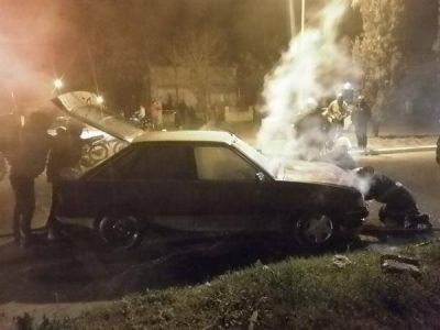 Incendio de un auto que transitaba por calle Hermanos Islas