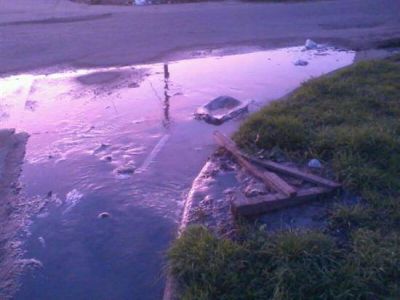 Quejas vecinales por un desborde cloacal en 137 bis y 33