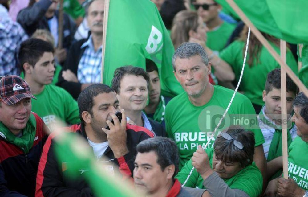Gabriel Bruera sali� a respaldar a su hermano en la causa por �coimas�