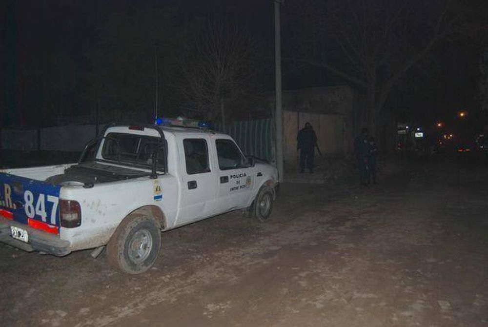 Tres hombres y una mujer fueron detenidos luego de apedrear un m�vil policial