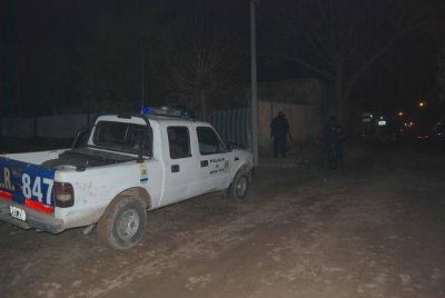 Tres hombres y una mujer fueron detenidos luego de apedrear un m�vil policial