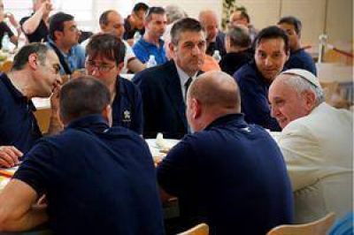 Otra sorpresa de Francisco: almorz� como un empleado m�s en el comedor del Vaticano
