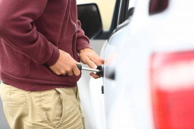 Le robaron el auto, pero encontr� al delincuente y lo redujo hasta que lleg� la Polic�a