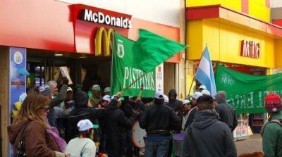 Pasteleros realiz� una ruidosa protesta en McDonald�s y Burger King