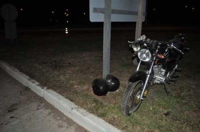 Un matrimonio azule�o herido al rodar en una moto
