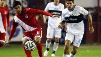 Oreja tuvo un �pinchazo� y se quedar�a afuera de River