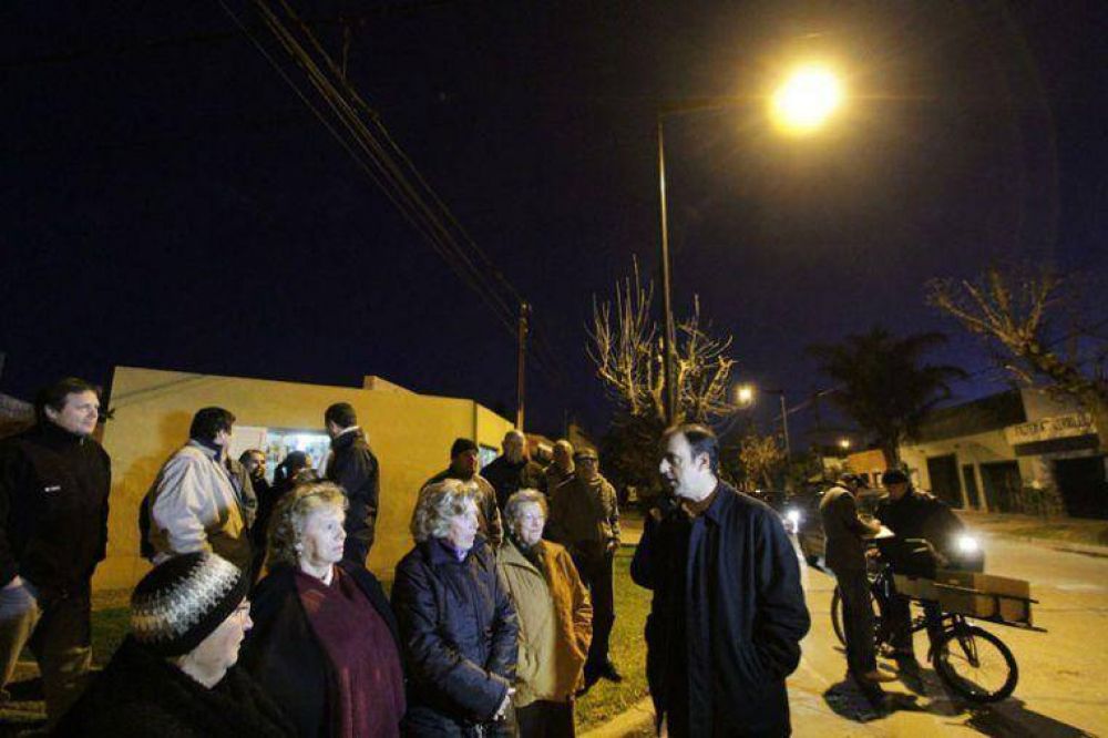 El Municipio contin�a las tareas de recambio de columnas de iluminaci�n