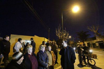 El Municipio contin�a las tareas de recambio de columnas de iluminaci�n