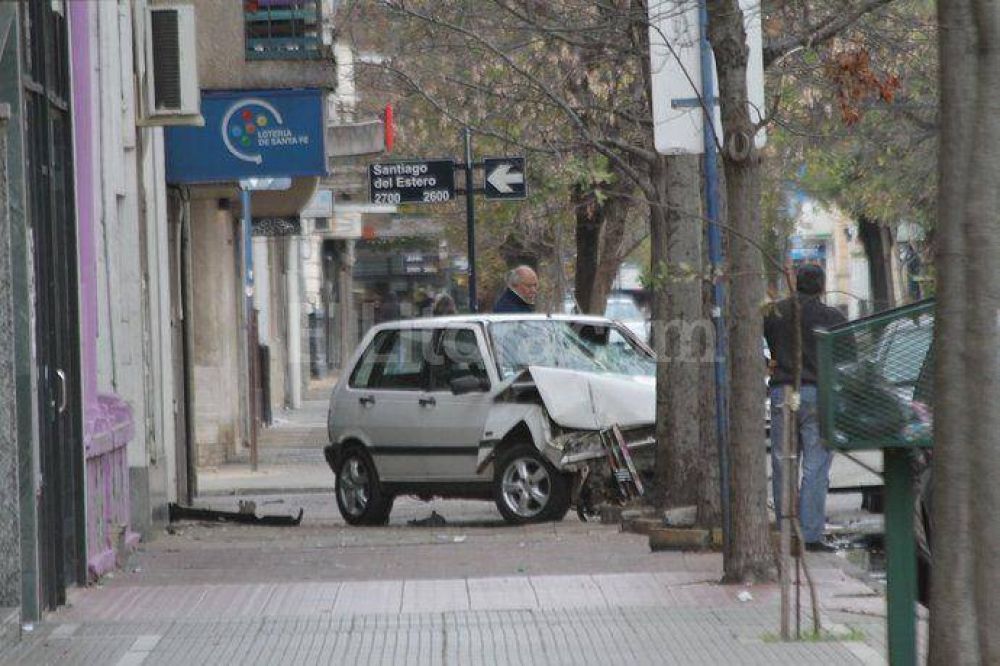 Motociclista herido al chocar con un auto
