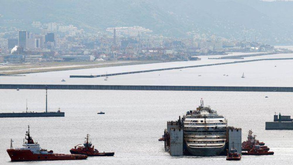 El Costa Concordia lleg� a G�nova, su �ltimo destino antes de ser desguazado
