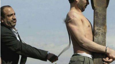 Ir�n conden� a cinco personas a latigazos por comer en p�blico